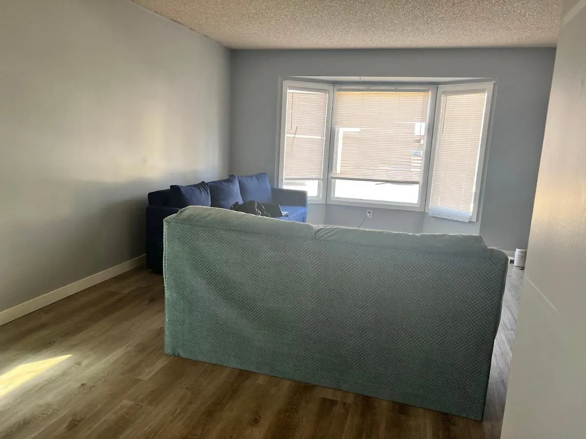 Room In Edmonton*Wifi*Netflix*Tv*Parking